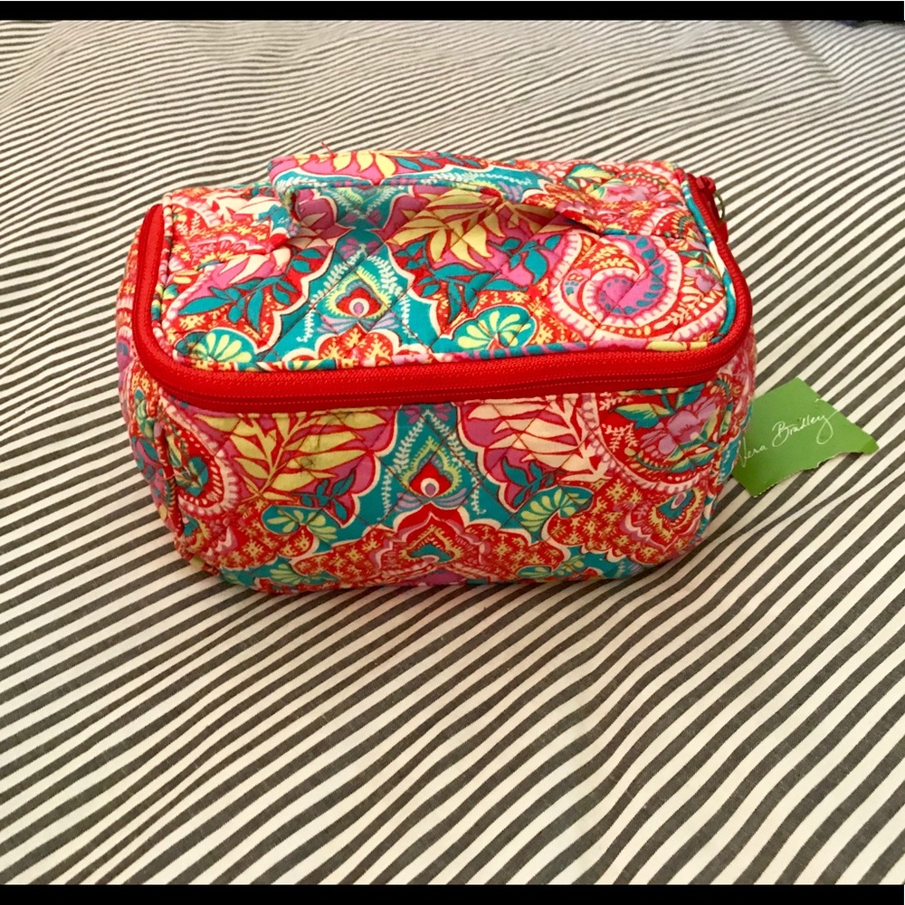 💚❤️💙💛 SALE**Vera Bradley Red Hipster Duffle Bag